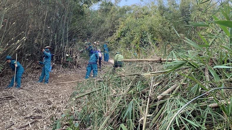 Các lực lượng cùng người dân làm đường băng ngăn đám cháy lan rộng. (Ảnh: Báo Nhân dân)